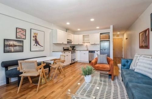 Evanston Apartment | Insta-worthy, 1BR 1BA Apartment in Evanston
