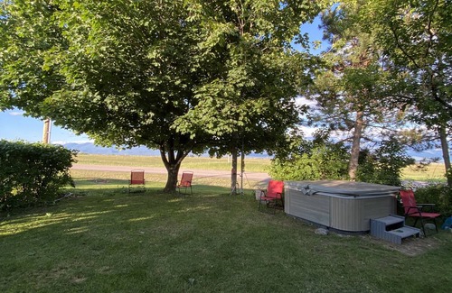 Ronan Apartment | Insta-worthy Aprtmnt King Bed prime, Hottub AC Slps 6 near Flathead Lk & venues