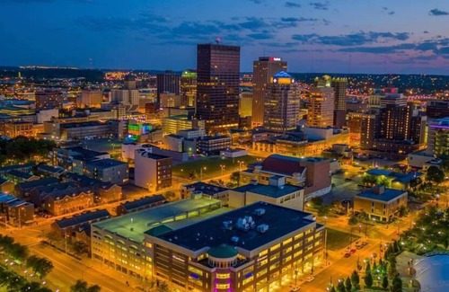 Dayton Condo | Insta-worthy Downtown Condo | King Bed | Free PRKG