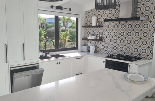 Mangawhai Heads House | INTERNET & Outdoor Fire Modern Beach House near Beach Walkway with 4 bedrooms