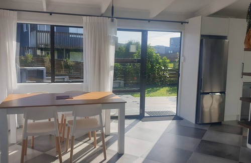 Mangawhai Heads House | INTERNET & Outdoor Fire Modern Beach House near Beach Walkway with 4 bedrooms
