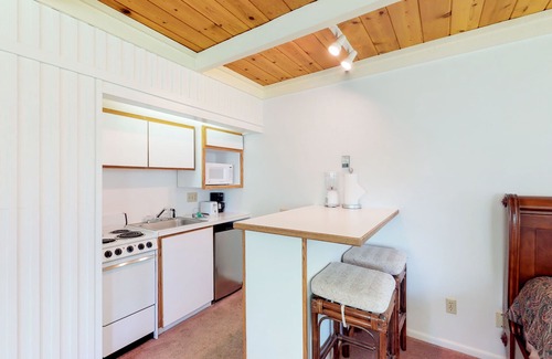 Elkhorn Apartment | Intimate corner studio w/area skiing nearby, as well as shopping/dining