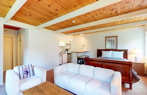 Elkhorn Apartment | Intimate corner studio w/area skiing nearby, as well as shopping/dining