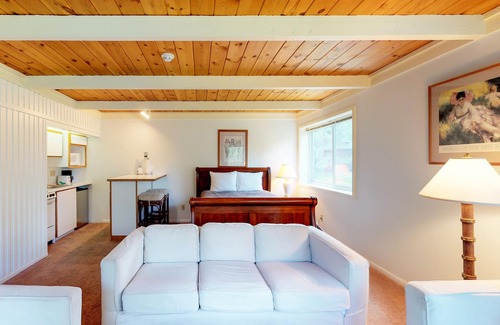 Elkhorn Apartment | Intimate corner studio w/area skiing nearby, as well as shopping/dining