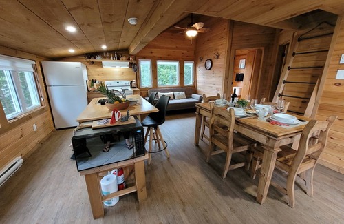 Val-des-Monts Ski Chalet | Intimate Cottage plus Loft with Epic Lake Views