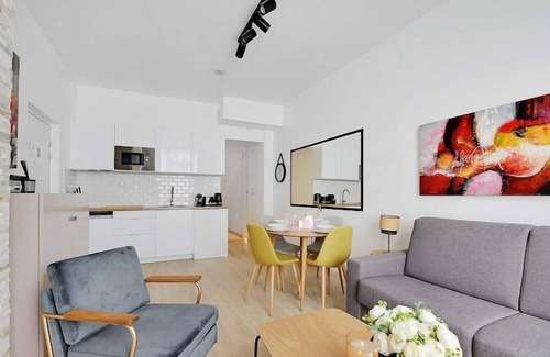 Pigalle Apartment | Intimate Flat w/A/C & Jacuzzi - 2BR/6P Montmartre