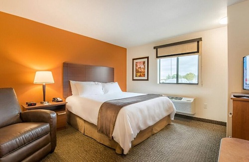 Shakopee House | Intimate Queen Room near Sever's Corn Maze!