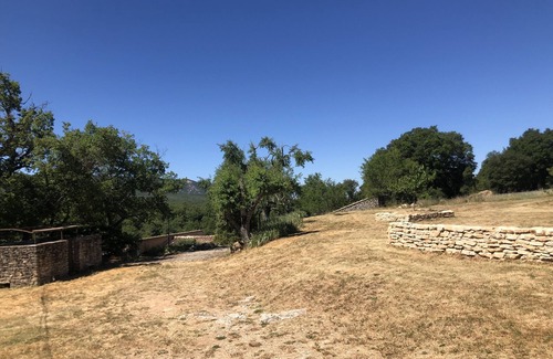 Saignon Apartment | Intimate, sober accommodation overlooking the Luberon