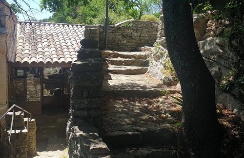 Saignon Apartment | Intimate, sober accommodation overlooking the Luberon
