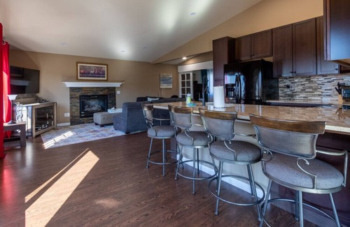 Enumclaw House | Intimate View Rental on Enumclaw Estates