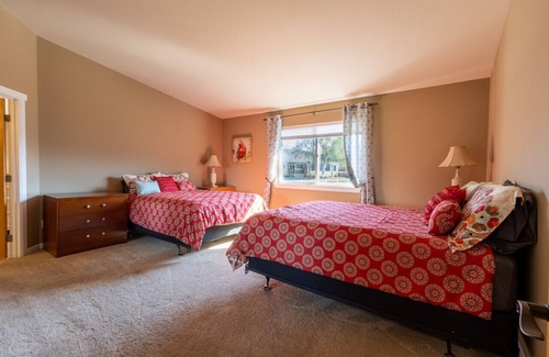 Enumclaw House | Intimate View Rental on Enumclaw Estates