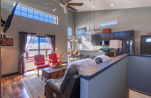 Westcliffe House | INTRO RATES: Quiet 2-Level w/Valley Overlook, StarLink - Ideal for 2 Couples