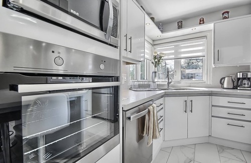 Victoria Village House | Invite your family and friends to Toronto. Book short- or long-term stay.