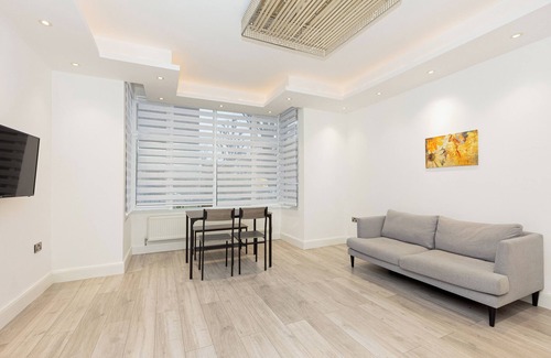 Southfield Apartment | Inviting 2BR flat in Chiswick, 10-minute station