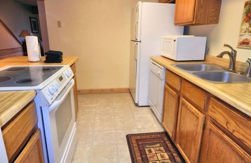 Historic District House | Inviting 2BR Townhouse Ideal for Family Getaway