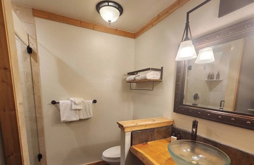 Mammoth Lakes Hotel | Inviting Alpine Room for Outdoor Lovers, Close to Mammoth Skiing & Hiking Trails