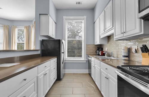 Dixon Park Apartment | Inviting and Bright Charming Home W/Parking Near Forsyth by Lucky Savannah
