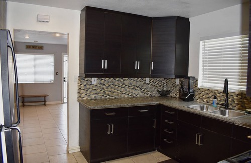 Lancaster House | Inviting Comfy Home Sleeps 8 Gated Pool 5 TVs