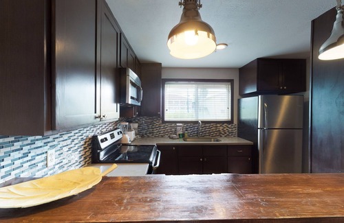South Padre Island Condo | Inviting Condo with Balcony & Shared Pool - Beach Across the Street