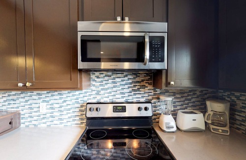 South Padre Island Condo | Inviting Condo with Balcony & Shared Pool - Beach Across the Street