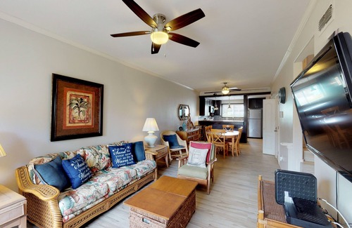 South Padre Island Condo | Inviting Condo with Balcony & Shared Pool - Beach Across the Street