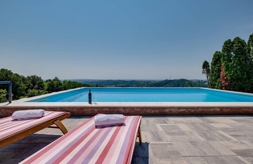 Sveti Ivan Zelina House | Inviting cottage on a hillside with swimming pool and spectacular views of the countryside.