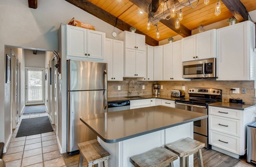 Vail House | Inviting Cozy East Vail Condo On Gore Creek! 008412
