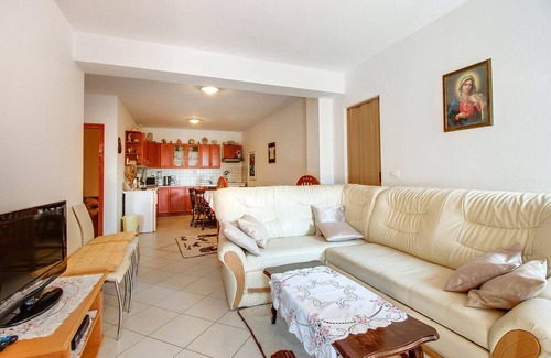 Cunski Apartment | Inviting holiday apartment close to many activities and nature.
