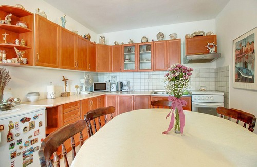 Cunski Apartment | Inviting holiday apartment close to many activities and nature.