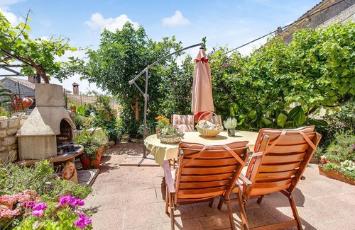 Cunski Apartment | Inviting holiday apartment close to many activities and nature.