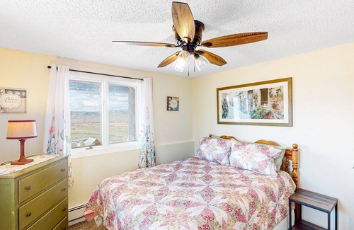 Gunnison House | Inviting home with mountain view, hot tub, fireplace & W/D -dog-friendly