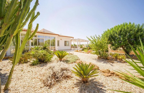Marinella di Selinunte House | Inviting villa with private pool in the west of the island.