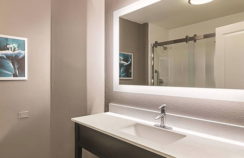 Orlando Hotel | Inviting King Room w/Pool & Free Breakfast – Cozy Stay near Orlando Attractions