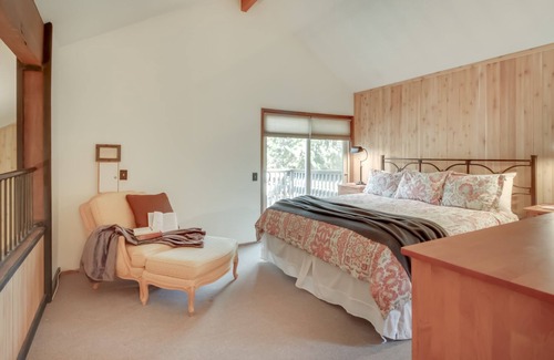 Sunriver House | Inviting resort home with fireplace, WiFi, private hot tub & sauna