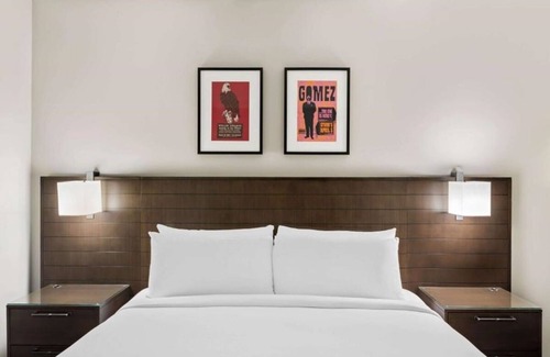 Bee Cave Hotel | Inviting Room w/Rooftop Lounge, Relaxing Outdoor Pool, & Complimentary Parking