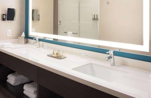 Bee Cave Hotel | Inviting Room w/Rooftop Lounge, Relaxing Outdoor Pool, & Complimentary Parking