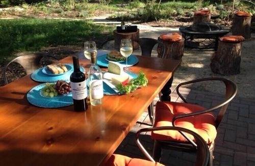 Eldridge House | Inviting Sonoma Wine Country Getaway With Oak Studded Private Garden & Hot Tub