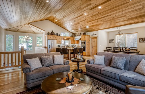Tahoe Paradise House | Inviting spacious home with fireplace, deck, hot tub, full kitchen, & W/D