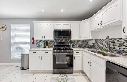 Mehlville House | Inviting St Louis Home w/Deck Near Forest Park!