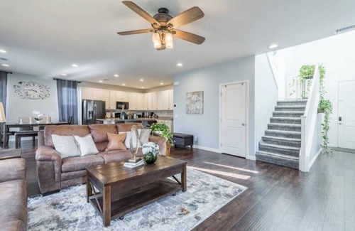 Arden House | Inviting Sunny House! Poker table~ 4br 3ba 7 beds/10 mins to Airport & Strip!