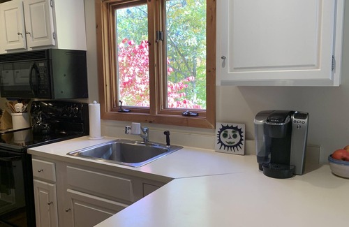 West Dover House | Inviting, Sunny Townhome at Suntec Forest