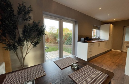 Severn Beach House | Inviting Urban Retreat in Bristol