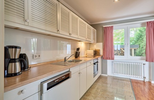 Kellenhusen Apartment | Inviting vacation home Sonnenhof 5 "Dennis"- 240 m to the beach with balcony