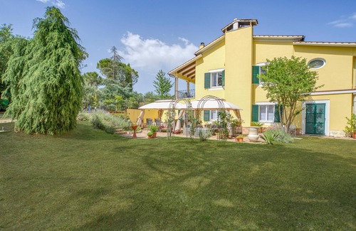 Mogliano House | Inviting vacation home with pool for a wonderful vacation.