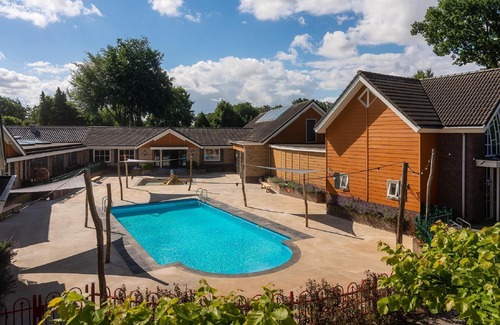 Voorthuizen Villa | Inviting Villa in Voorthuizen with Garden