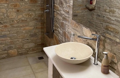 Milopotas House | Ios Suite Atellier-Cozy Stone Retreat near the sea
