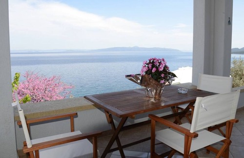 Pella Region Apartment | Ira Charming apt with stunning view!