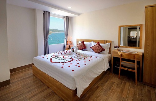 Nha Trang Hotel | Iridescent Cloud Hotel, beach front view with buffet breakfast