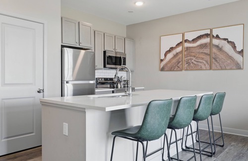 Whitestown Apartment | IRIE Living, ReNEW Kg 2Bd+Gym+Pool, BRAND NEW!