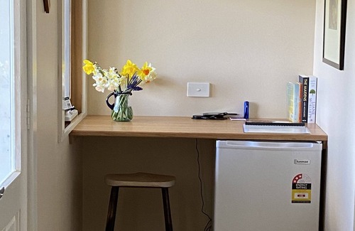Drummond Cottage | Ironbark cabin, a tranquil romantic getaway between Daylesford and Kyneton.n
